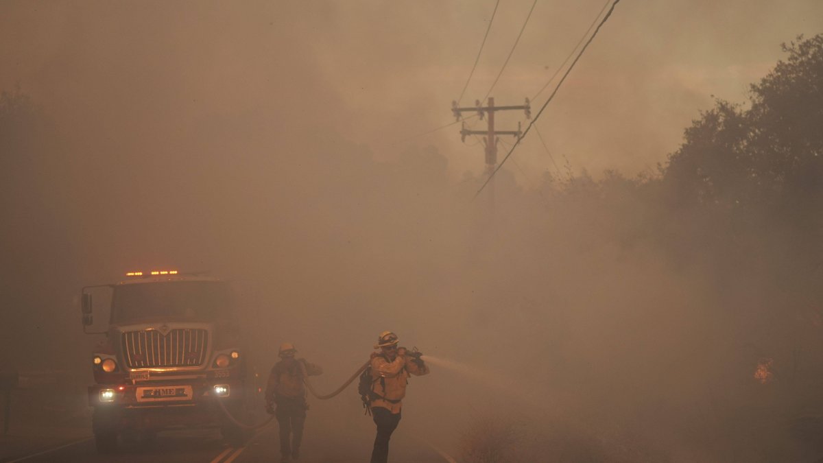 Incendio Canyon: miles de evacuados mientras las llamas se extienden al norte de Los Ángeles