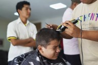 A la escuela con cabello corto y uniforme limpio por orden de Bukele en El Salvador
