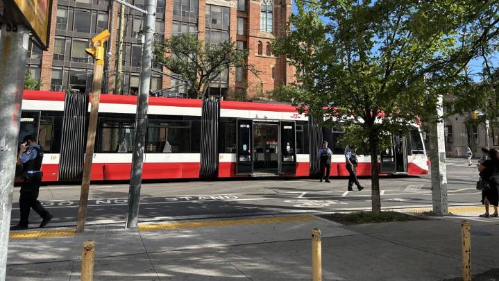 2 people stabbed on TTC streetcar near College and Bathurst