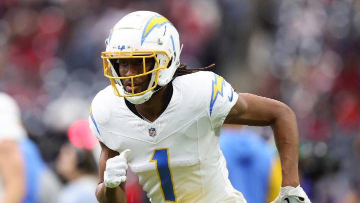 Quentin Johnston injury update: Chargers wide receiver carted off after big hit, diagnosed with concussion