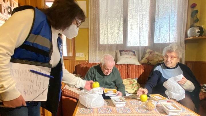 Diputación deja a mayores sin comida mientras paga miles de euros a medios ultras