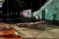 ¡Alerta en Candelaria! Auto tira un poste con instalaciones eléctricas sobre la calle