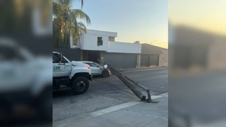 Cae poste de luz y provoca daños a casa y vehículo en San Pedro