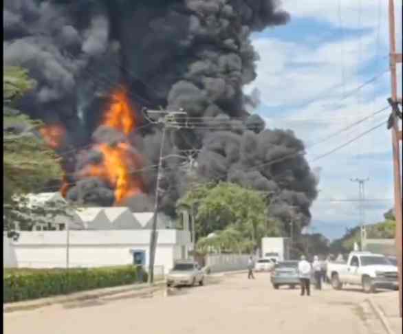 Incendio de gran magnitud afecta fábrica en Los Guayos, Carabobo