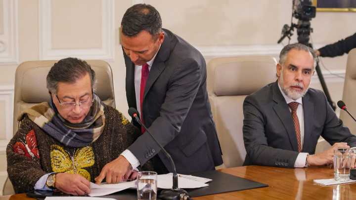 El presidente Gustavo Petro está dichoso con la ruana que le obsequiaron el jueves en Sotaquirá #Tolditos7días