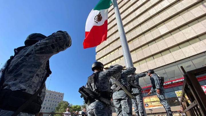 Realiza Guardia Nacional izamiento de bandera en la Plaza de Armas