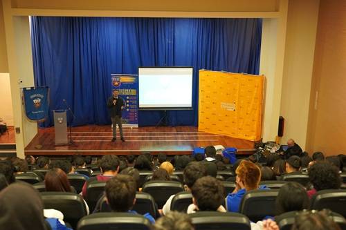 Diálogos Copiapó: Khristian Briones conmovió a estudiantes con una historia de reinvención y esperanza