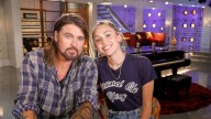 Miley Cyrus le regala una canción a su padre por su cumpleaños