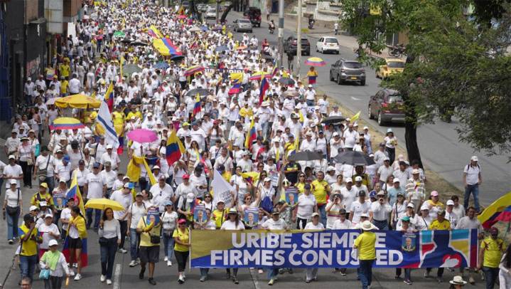 Con una multitudinaria ‘Gran marcha nacional’, los colombianos expresan apoyo a Uribe