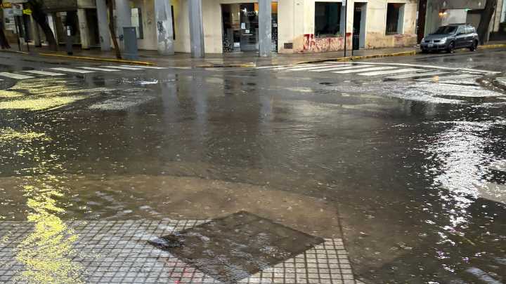 Rosario, pasada por agua: la tormenta de Santa Rosa se hace sentir y se renuevan las alertas