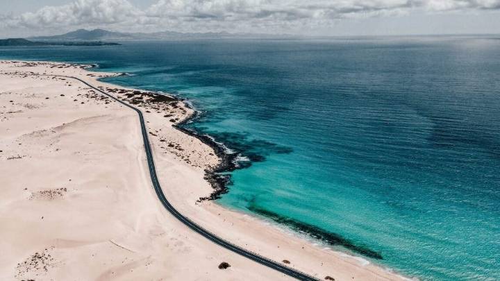 La isla volcánica que cambia con cada marea y enamora a surfistas y windsurfistas