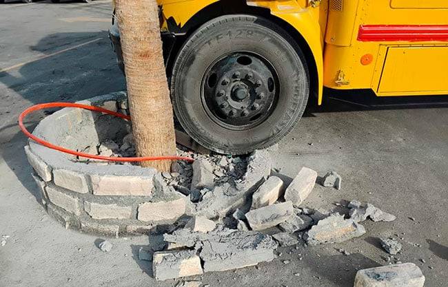 Destruye camión de transporte de pasajeros jardinera en accidente en Acuña