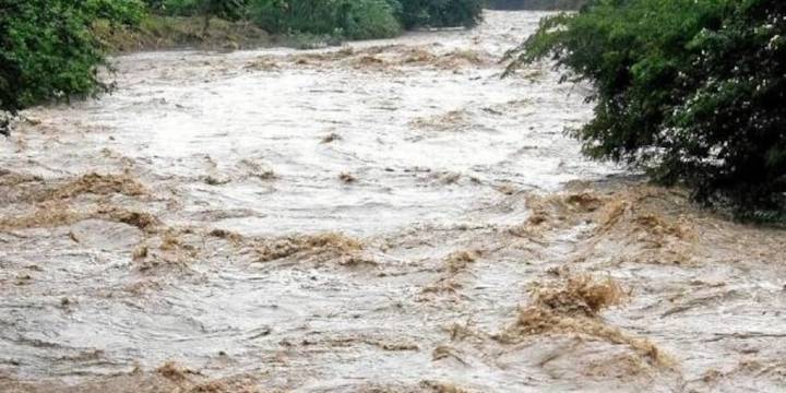 El desbordamiento de la quebrada La Vitoca deja incomunicado a miles de habitantes en Santander