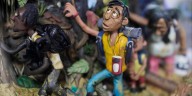 La historia del artista colombiano que moldea la realidad de su país en plastilina