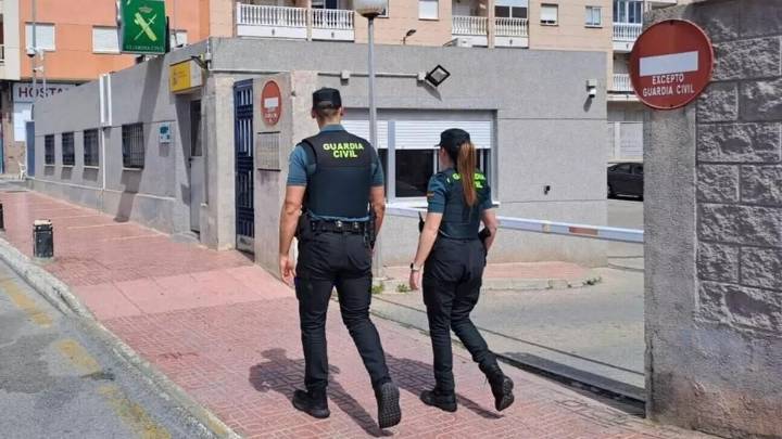 Un okupa armado con un cúter siembra el pánico en una urbanización costera de Torrevieja
