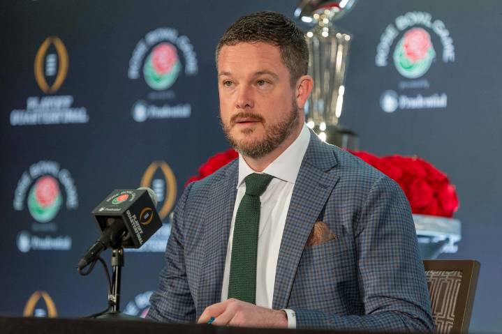 Oregon RB Coach Confirms Dan Lanning’s Masterplan for Dante Moore in Surprising Revelation Oregon RB coach reveals insights on Dan Lanning’s masterplan with Dante Moore to create a dynamic, multi