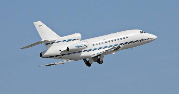 Cómo es y cuánto cuesta volar en un avión privado tipo Falcon
