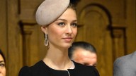 Beatrice Borromeo apuesta por el vestido blanco con kitten heels que todas queremos para lucir elegantes con baby bump