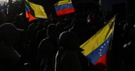 Tribunal de EE.UU. bloquea temporalmente la eliminación del estatus de protección para venezolanos