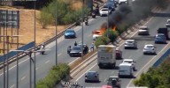 El incendio de un coche en avenida Valle Inclán de Málaga causa una gran columna de humo