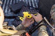 Con una Taser redujeron a un hombre que amenazaba con lesionarse “en medio de un delirio místico”