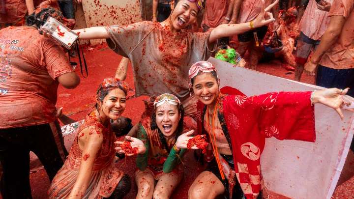 Vuelve la Tomatina a las calles de Buñol con 120.000 kilos de tomate