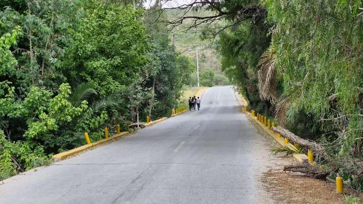 Paseantes ingresan a la Presa San José pese al riesgo latente de deslaves