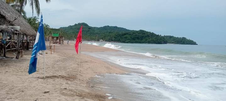 ¡Bandera roja!: Cierran playa Lo de Marcos