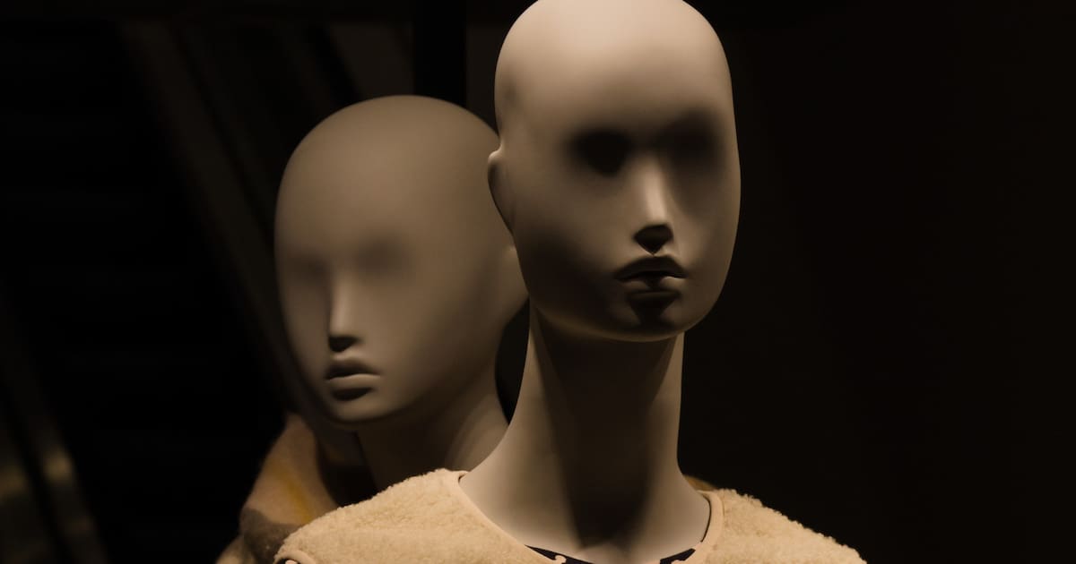 ¿Por qué los maniquíes casi nunca tienen ojos ni boca?
