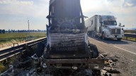 Tráiler queda calcinado en el Libramiento Sur de Irapuato