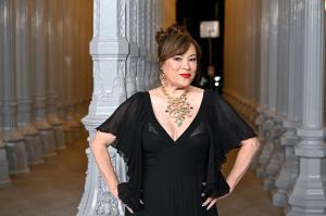 Jennifer Tilly’s Unexpectedly Colorful Look Proves She’s the Queen of Vintage Flair