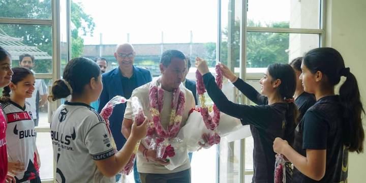 Nolberto Solano llegó a Pakistán: recibimiento con collares de flores, resguardo de autoridades y reuniones con personal federativo