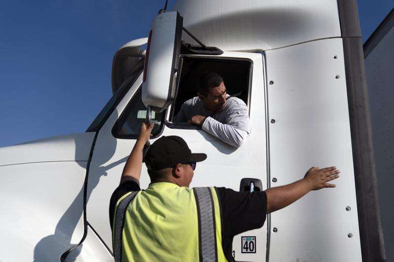Trump amenaza con retirar fondos a 3 estados por no cumplir las reglas de inglés para camioneros