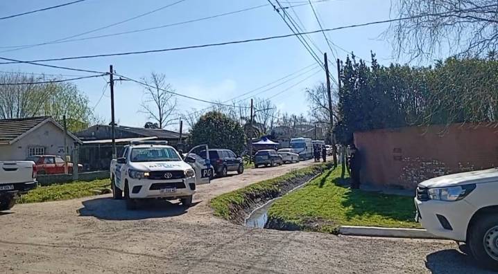 Horror en Ezeiza: encontraron el cuerpo de una mujer enterrado en el patio de su casa y sospechan de su hija