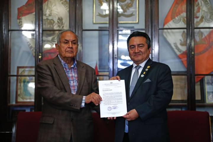 Diario El Peruano recibe reconocimiento por su Bicentenario de parte de la Sociedad de Artesanos de Tacna "El Porvenir"