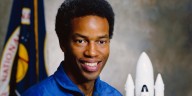 El día que la NASA diversificó su política de selección y Guion Bluford se convirtió en el primer astronauta afroamericano