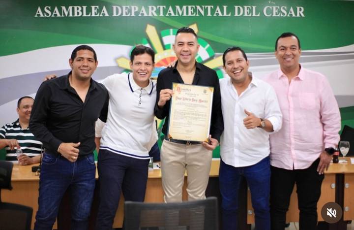 Diego Daza recibe reconocimiento en la Asamblea del Cesar por su aporte al vallenato 