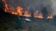 Comienza a contenerse el fuego en Ibias que obligó a desalojar a varios vecinos