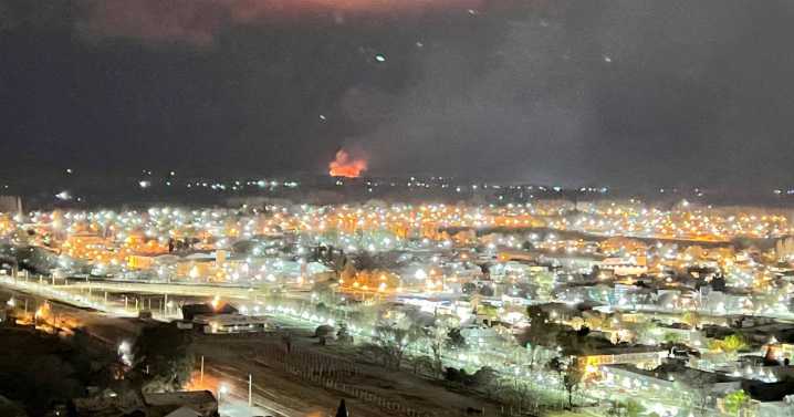 Fuego en Villa Regina: bomberos se enfrentaron a un incendio que se veía a kilómetros