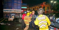 Conductor de camioneta queda atrapado tras choque contra camión de carga, en la Central de Abastos