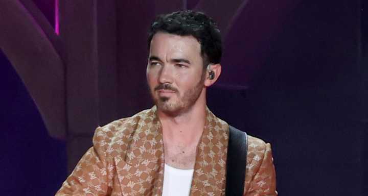 Kevin Jonas Debuts New Song & Sings Solo For First Time at Jonas Brothers’ ‘Greetings From Your Hometown’ Boston Concert 