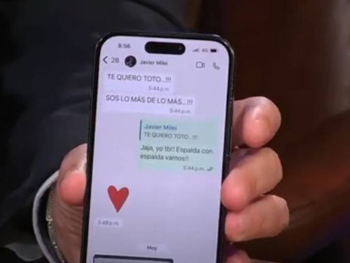 Luis Caputo volvió a desmentir una pelea con Javier Milei y mostró un chat de Whatsapp con el Presidente