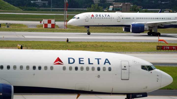 Delta, United sued for selling windowless 'window seats'