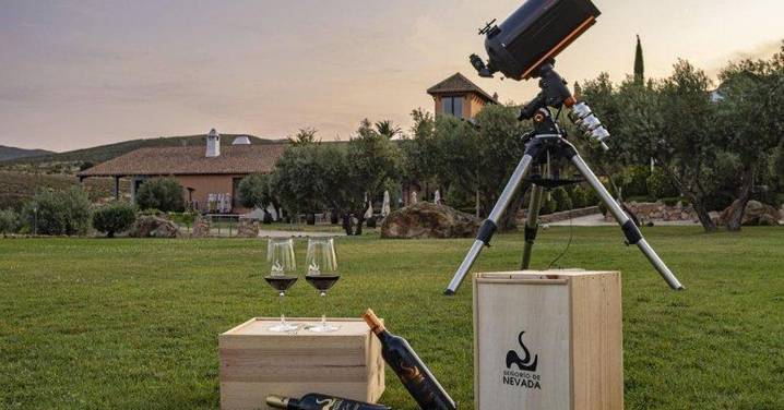 Así son las noches mágicas en Granada con vino, Perseidas y observación de Saturno