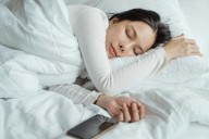 Según una experta. El hábito que muchos tienen al dormir que puede acelerar los signos del envejecimiento
