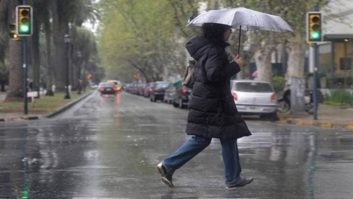 Lluvias y nevadas se extenderán en 8 regiones este miércoles: vientos llegarán a 70 km/h