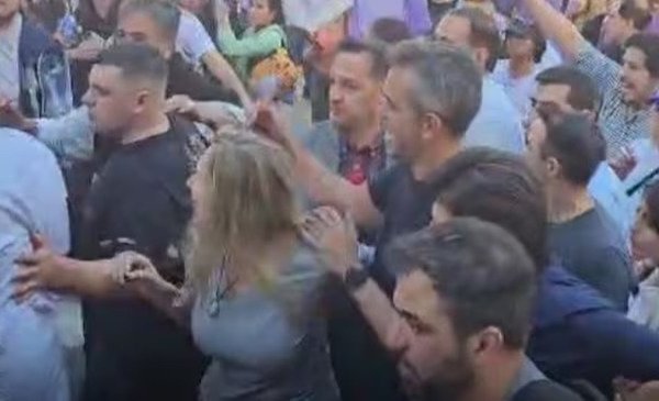 Sigue la escalada: tensión y empujones en la caravana de Martín Menem y Karina Milei en Corrientes