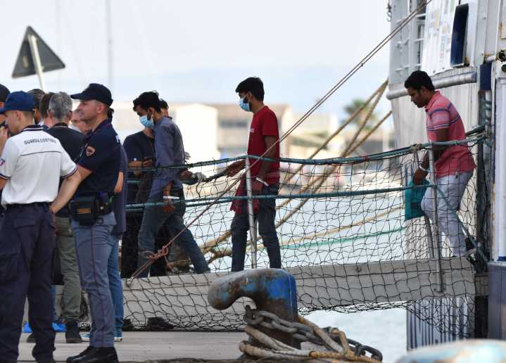 Mueren al menos 20 migrantes por un naufragio frente a la isla italiana de Lampedusa