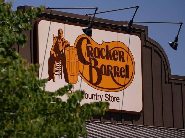 Cracker Barrel relents, says its old logo will return