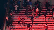 Horror: un hincha de la U cayó al vacío en medio del ataque de la barra del Rojo